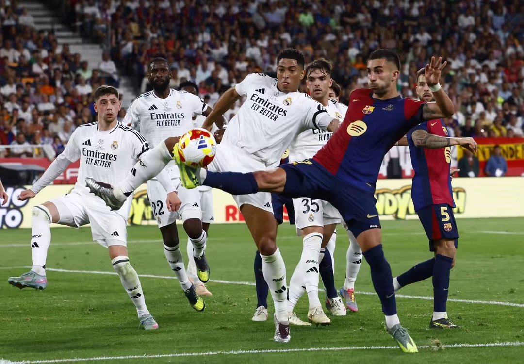 皇马鏖战塞维利亚,伊布扛起全队 皇马鏖战塞维利亚,伊布扛起全队