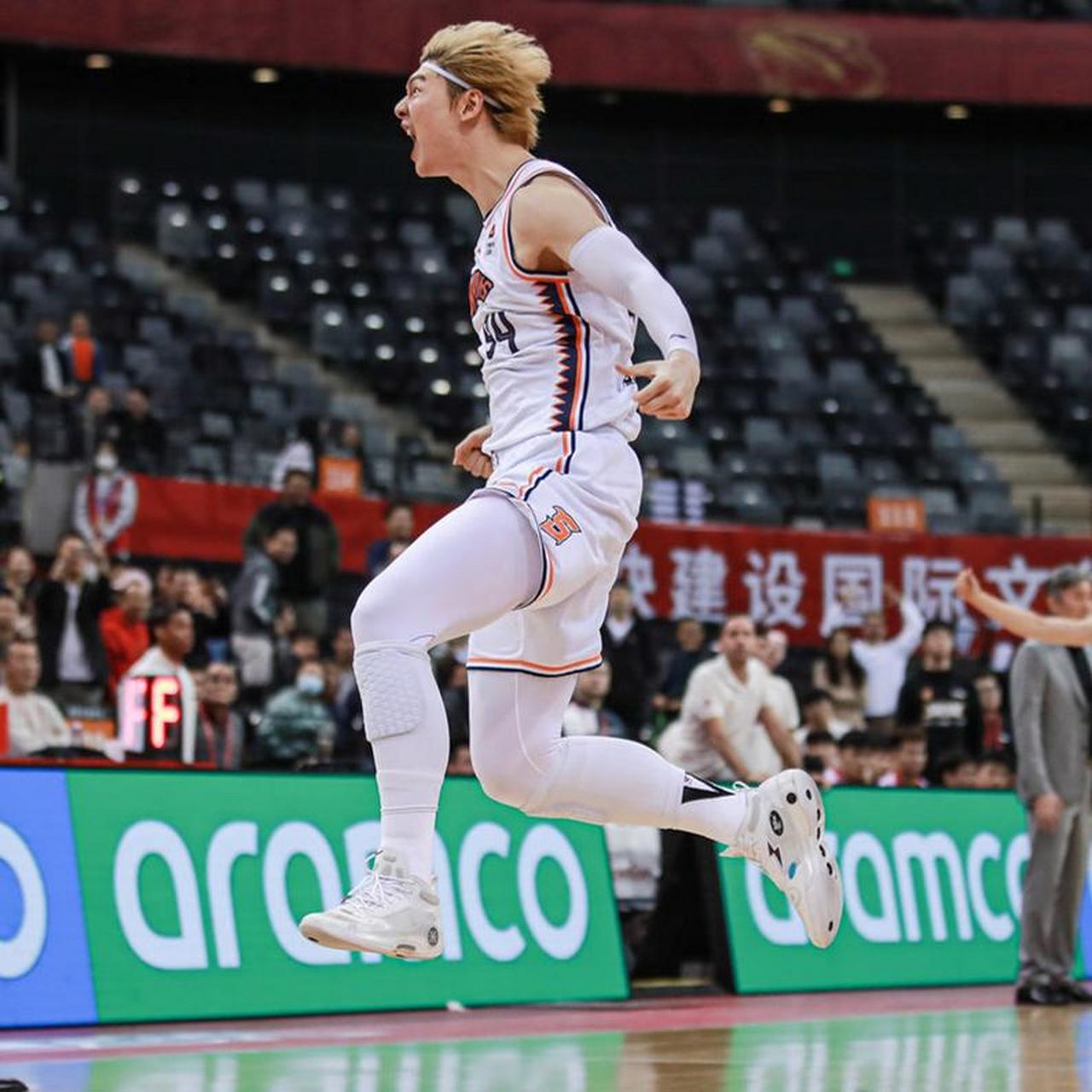 深圳队绝杀青岛队,王哲林刷新纪录 深圳队绝杀青岛队,王哲林刷新纪录