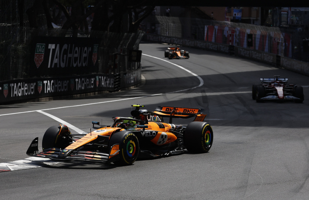 迈凯伦横扫雷诺车队，皮亚斯特里点燃赛场