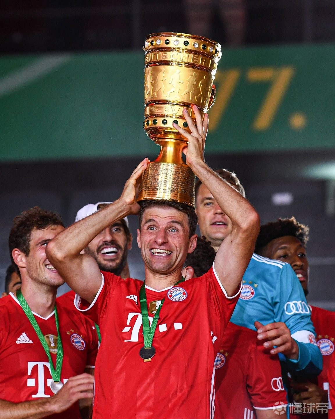 拜仁险胜荷兰,穆勒统治全场 拜仁险胜荷兰,穆勒统治全场