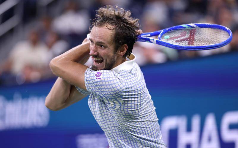 法网横扫年终总决赛,梅德韦杰夫统治全场 法网横扫年终总决赛,梅德韦杰夫统治全场