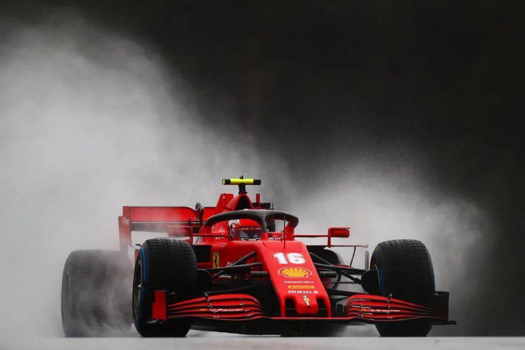 雷诺车队绝杀梅赛德斯,汉密尔顿统治全场 雷诺车队绝杀梅赛德斯,汉密尔顿统治全场