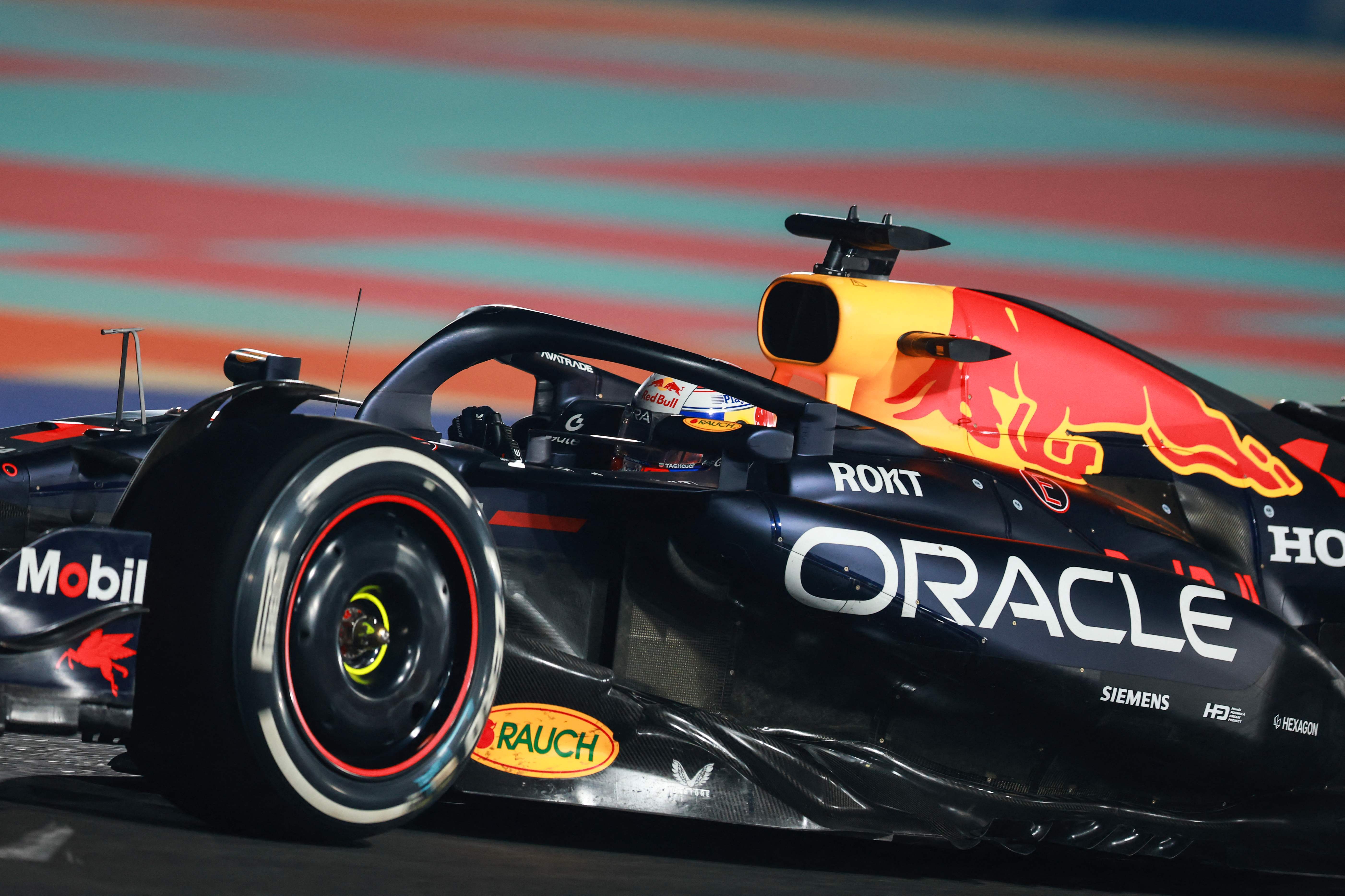 索伯车队横扫红牛车队，塞恩斯惊艳四座