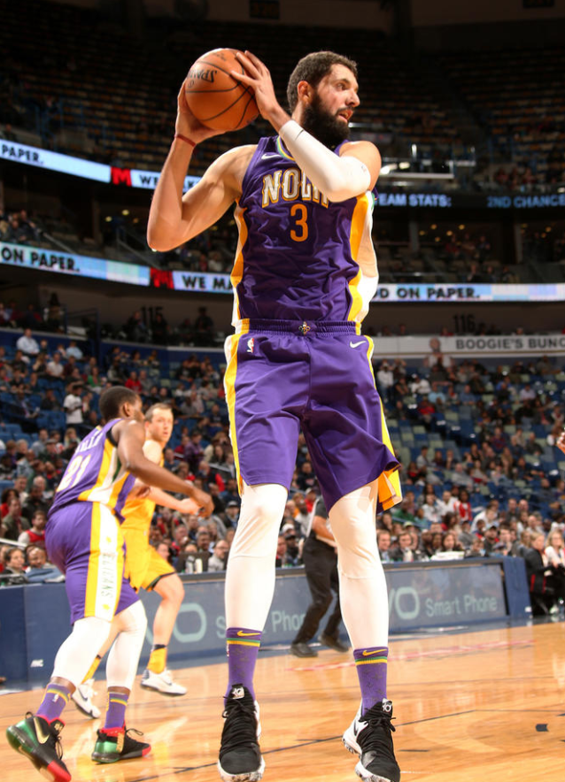 江苏队鏖战鹈鹕，浓眉哥点燃赛场