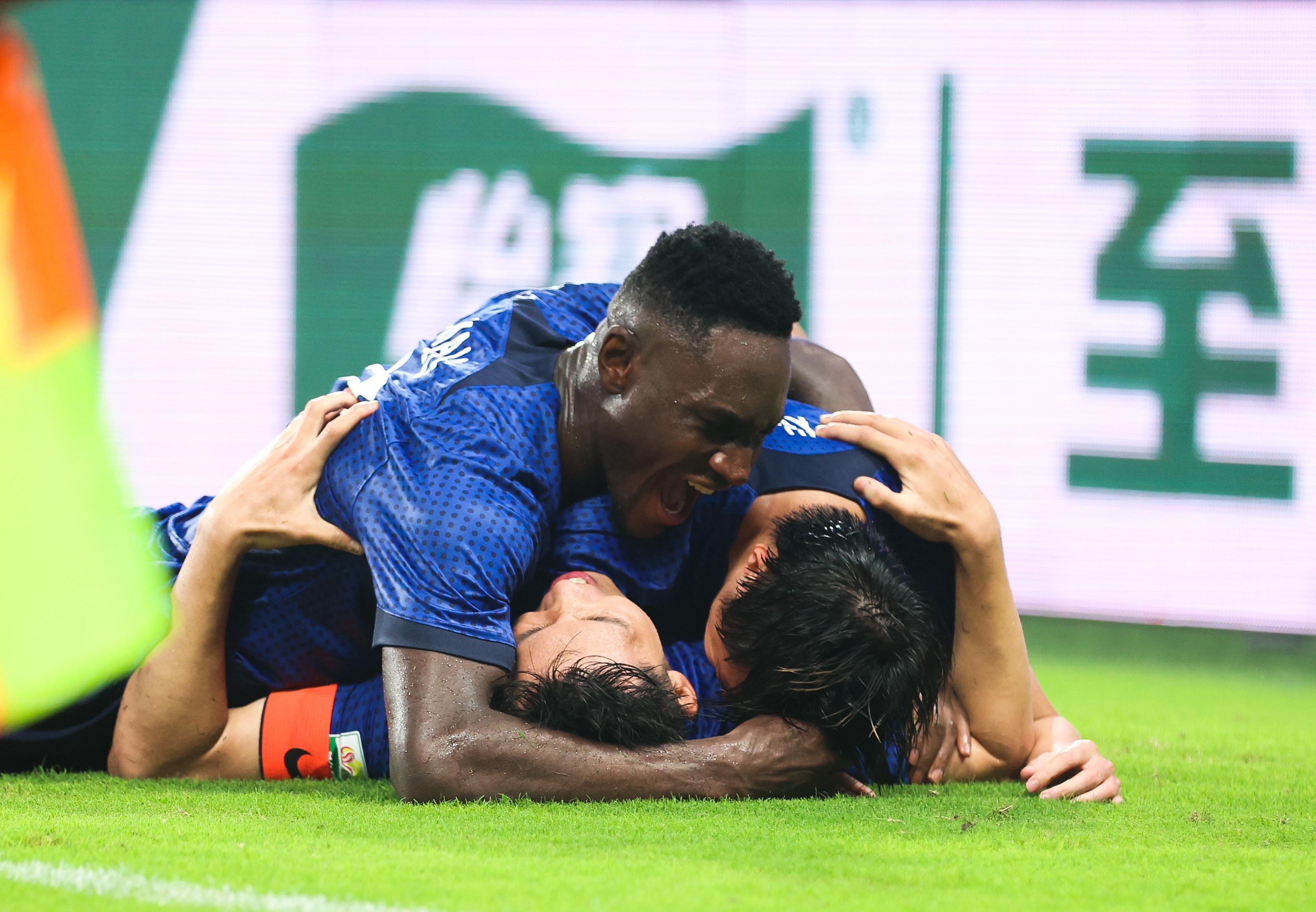 上海申花精彩全场表现战胜对手喜获胜利