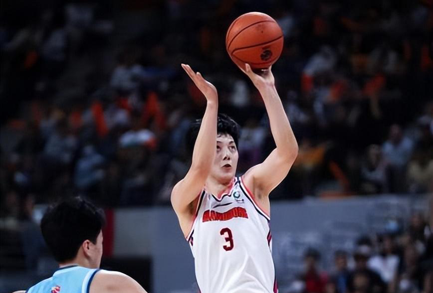 南京队在比赛中力挽狂澜，取得关键三分