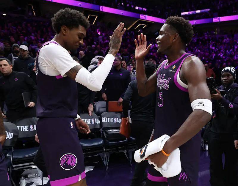 雄鹿力克火箭，戈贝尔刷新纪录