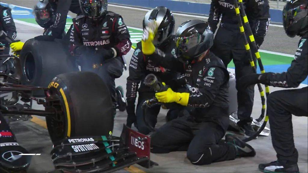 梅赛德斯轻取威廉姆斯，佩雷兹高光表现