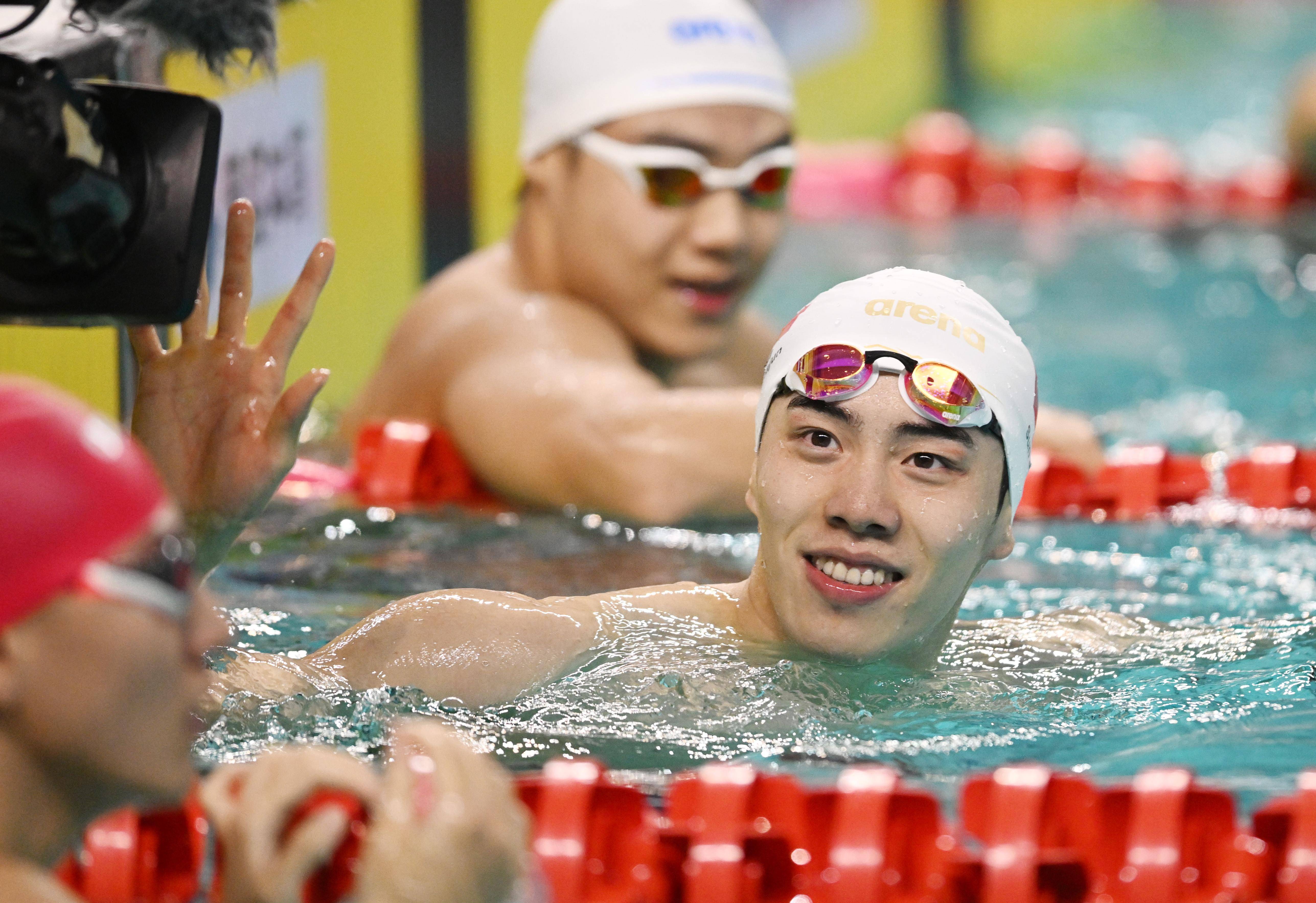 游泳冠军频频登顶，实力超群