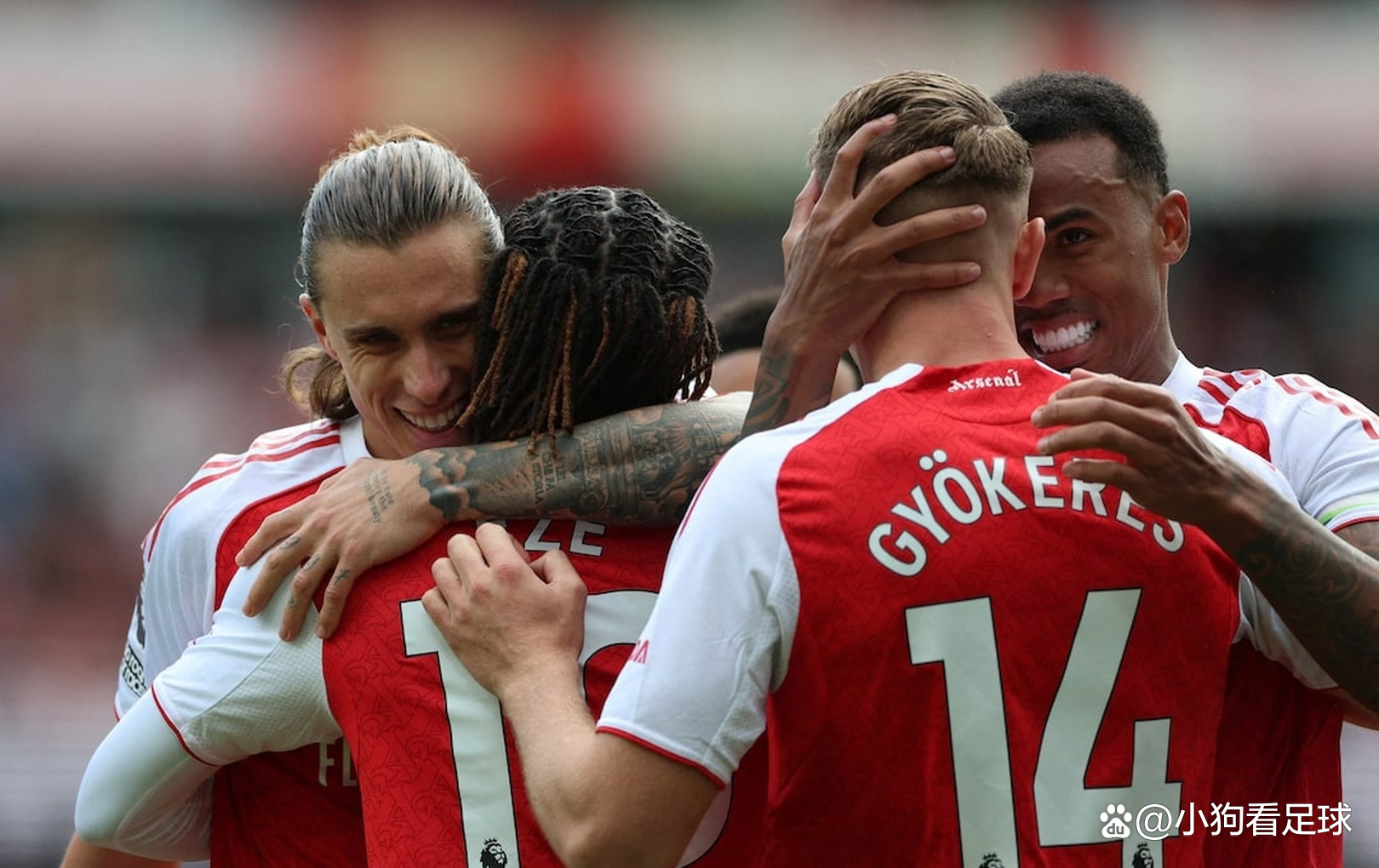 西班牙鏖战阿森纳，皮克点燃赛场