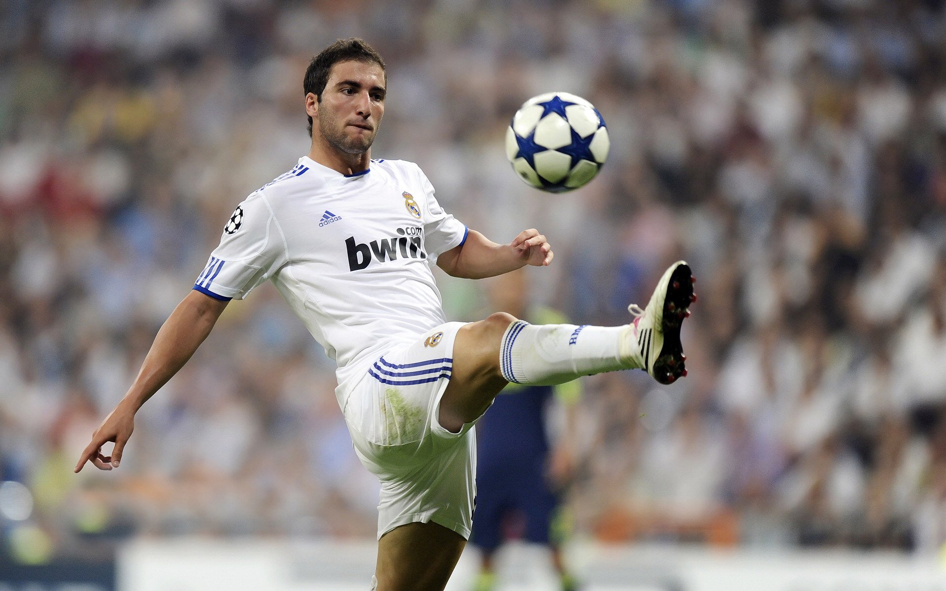 绿茵之外的绝杀时刻，阿圭罗在NBA总决赛之夜的跨界传奇